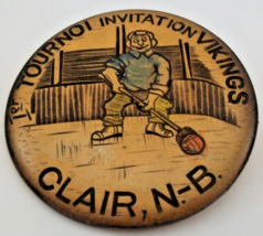 Tournoi Invitation Vikings Pinback Clair NB French Francais 2.25&quot; VTG Pin Button - £2.24 GBP