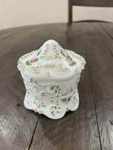 Vintage Victorian painted Roses & gold Gilding Milk Glass Vanity Powder Jar - $912.87 MXN Vintage Victorian painted Roses & gold Gilding Milk Glass Vanity Powder Jar - $912.87 MXN