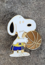 SNOOPY Sport Basketball Player Peanuts Charlie Brown Aviva Lapel Hat Pin - £8.62 GBP
