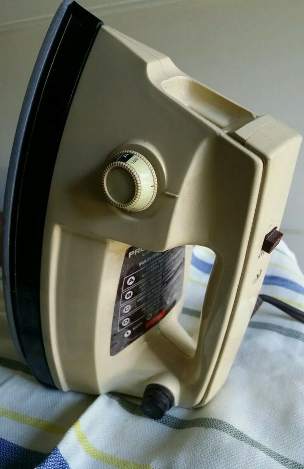 Vintage Proctor Silex Lightweight Steam &amp; Dry Iron Model I1302 (A15) - $24.74