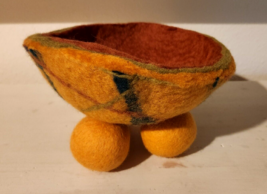 VINTAGE THICK WOOL FELTED YELLOW/GREEN/ORANGE ART BOWL 7&quot; X 5&quot; - $19.75