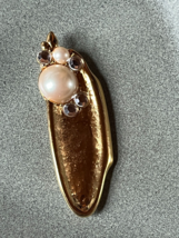 Estate Liz Claiborne Marked Abstract Goldtone Pea Pod w Faux Pearl &amp; Pla... - £10.34 GBP