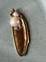 Estate Liz Claiborne Marked Abstract Goldtone Pea Pod w Faux Pearl &amp; Plastic Rhi - £10.52 GBP