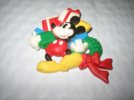 Ladies Disney Hallmark Mickey Mouse w/Gift Boxes Christmas Pin - £8.42 GBP