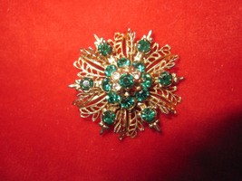 Vintage Green &amp; White Snow Flake Star Burst Gold Toned Pin - £6.69 GBP