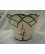 Tin Planter With Bee And Tulip Design Scalloped Edge - $8.13 CAD