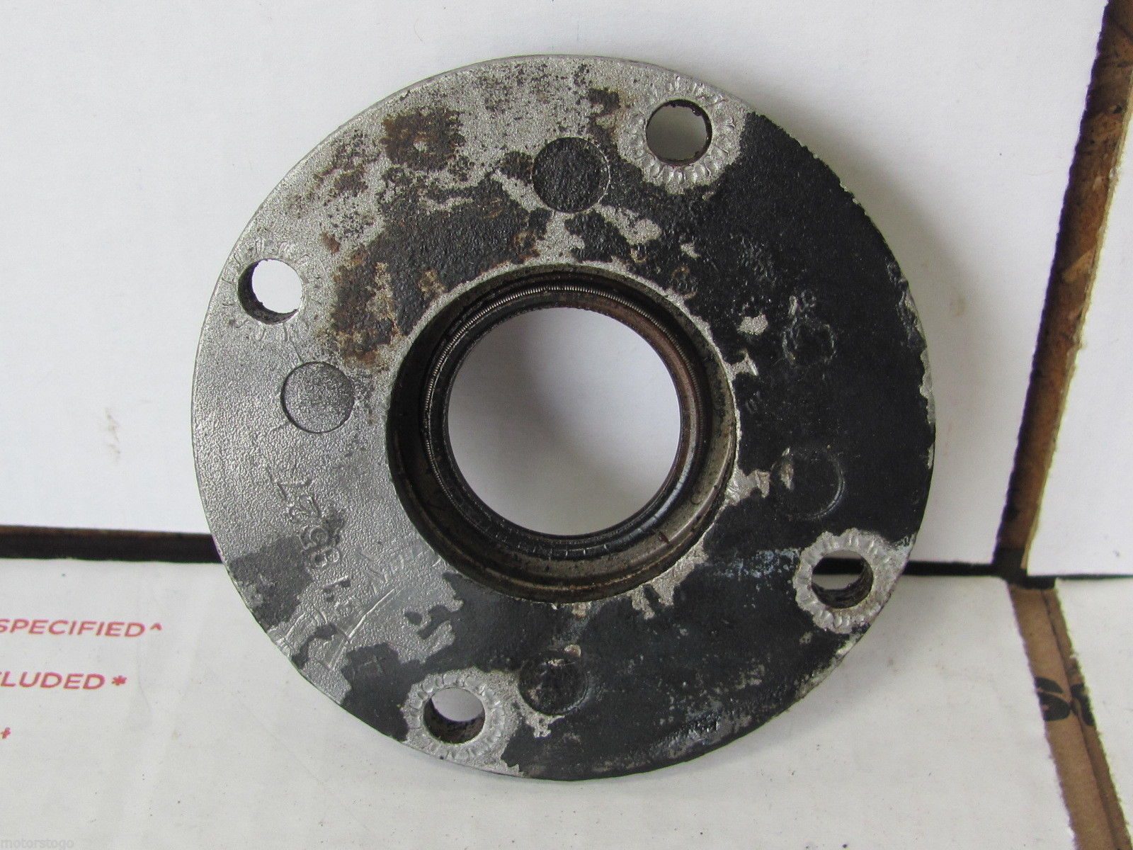 1974 Johnson 50hp Lower Crank Case 3 SEAL PLATE 318527 - $38.60