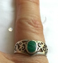 VINTAGE .925 STERLING SILVER SCROLLWORK ROUND MALACHITE RING SIZE 4.75 - $480.98 MXN