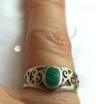 VINTAGE .925 STERLING SILVER SCROLLWORK ROUND MALACHITE RING SIZE 4.75 - £20.05 GBP