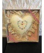 VINTAGE COUNTRY BRIDAL RING BEARER&#39;S LACE &amp;  FLOWERS HEART PILLOW HALLMA... - $40.10 CAD