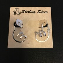 .925 STERLING SILVER SWIRL EARRINGS NEW ON CARD - $376.30 MXN