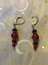 SILVER RED BLACK BLOWN GLASS BEAD LEVERBACK EARRINGS - £15.17 GBP