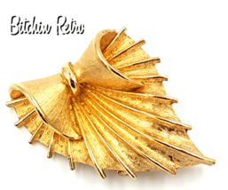 Coro Vintage Brooch With Scalloped Edges and Mid Century Modern Style - £18.38 GBP