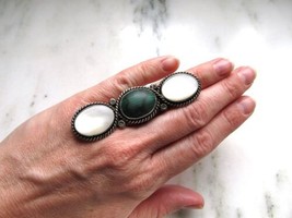 Vintage Navajo Old Pawn Navajo Malachite &amp; Mother of Pearl Long Ring ME2-2 - £115.32 GBP