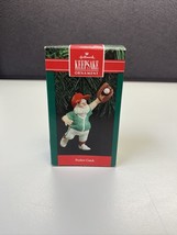 Hallmark "Perfect Catch" Santa / Baseball Keepsake Ornament (1990) - £5.19 GBP