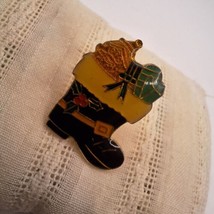 Vtg Christmas Boot Lapel Brooch Pin Enamel Gold Tone Metal Holly Berries  - £7.25 GBP