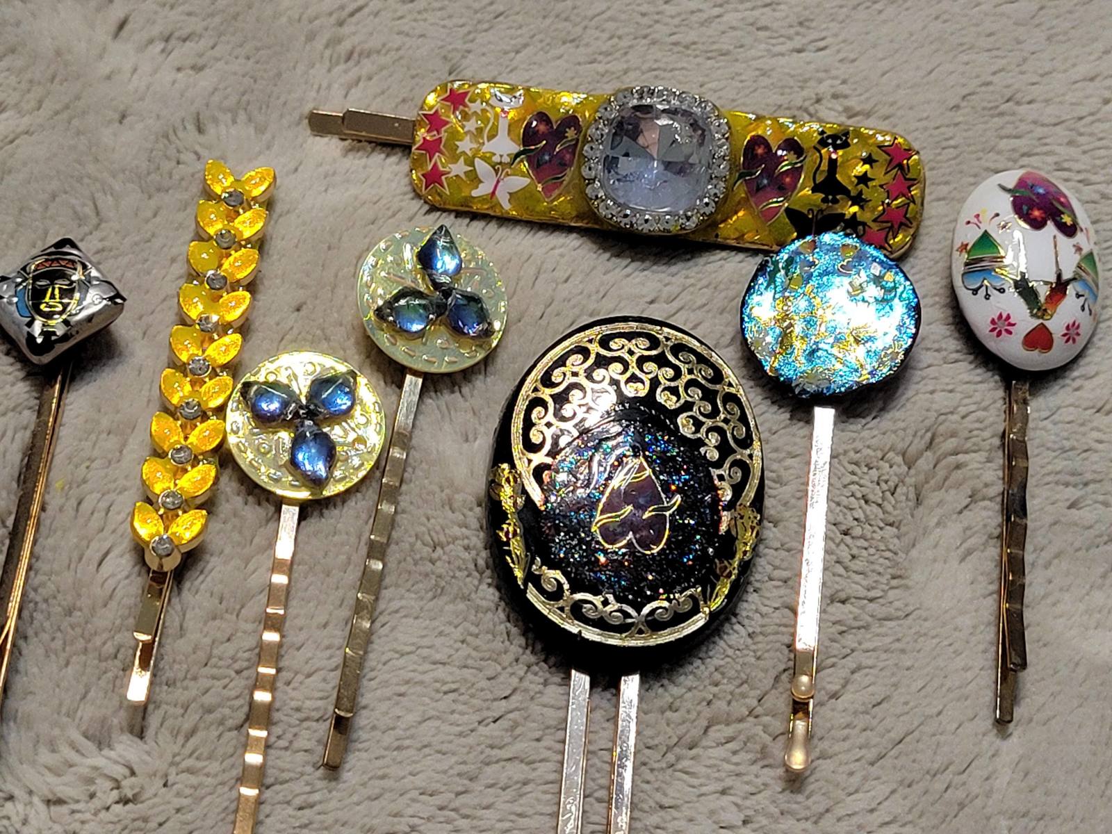 Graphic Hairpin Group.(8)C.2024 - $20.00