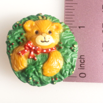 Christmas Pin Brown Teddy Bear in Wreath Enesco Lucy Rigg 1982 Approximately 1&quot; - £3.97 GBP
