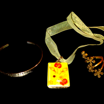 Beautiful vintage jewelry lot~floral necklace~floral ring and silver bracelet - £25.05 GBP