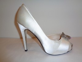 E! Live From the Red Carpet Size 7.5 SARA White Satin Sandals New Womens Shoes - £78.16 GBP