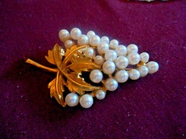 VINTAGE GOLD TONE 27 FAUX PEARL CLUSTER BROOCH/PIN/MARKED PEL ON BACK/EL... - £20.41 GBP