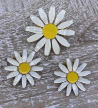 Vintage Mid Century Flower Power Daisy Enamel Painted Earrings &amp; Brooch Set Pin - £19.54 GBP