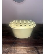 Southern Living Pale Yellow Vase - $278.46 MXN