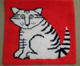 FAB Black &amp; White Tabby Cat on Red Background  Latch Hook Rug 29&quot; x 26&quot; Finished - £31.71 GBP