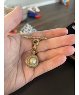 Vintage Sweetheart. BROOCH PIN Goldtone PICTURE LOCKET FAUX PEARL - $1,155.23 MXN