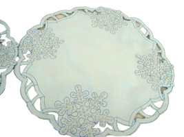 NEW Set 4 Blue &amp; Silver CUTOUT SNOWFLAKE PLACEMATS Fabric 15&quot; Round WINT... - £15.85 GBP