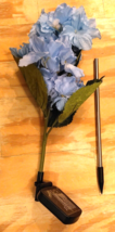New Plow &amp; Hearth Flower Blue Hydrangea SolarLite Power Garden Stake Outdoor - £18.97 GBP