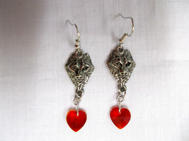 New Cast Pewter Wildlife Raised Wolf Head W Red Crystal Heart Dangling Earrings - £11.78 GBP