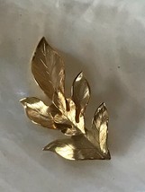 Estate Etched Lightweight Goldtone Curled Edge Layered Oak Leaf Pin Brooch -  - £8.17 GBP