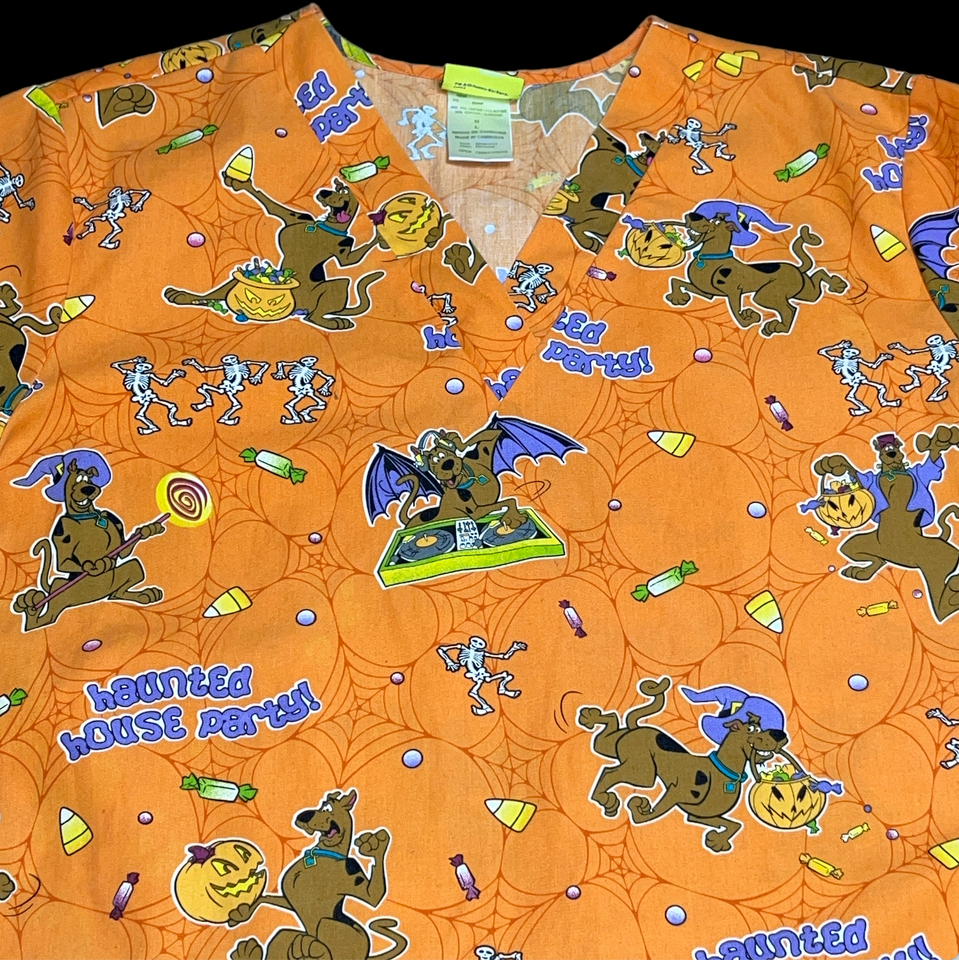 Scooby Doo Scrub Top Sz Large Orange Halloween Candy Pumpkin Skeleton Spider Web Item image 3