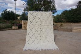 KENZADI Handwoven Beni Ouarain Rug - 6x10 Feet - Classic Moroccan White Wool wit - £558.89 GBP