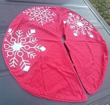 VTG Embroidered 50 Inch Christmas Tree Skirt Red With White Snow Flakes - £15.12 GBP