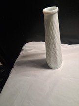 White 9&quot; Milk Glass Flower Bud Vase - Vintage E. O. Brody Co. USA - $113.09 MXN
