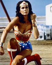 Wonder Woman Lynda Carter 16x20 Canvas Giclee Crouching Action - £55.94 GBP