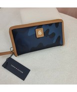 Tommy Hilfiger Nylon Zip Wallet8&quot;W x 4½&quot;H x 1&quot;D8 credit card slots. - $918.74 MXN