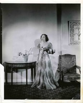 UNKNOWN Lovely Actress Bouquet Org publicity PHOTO E287 - $9.99