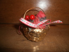 Christmas Red Bird In A Gold Wire Basket , Berries and Ribbon - €1,74 EUR