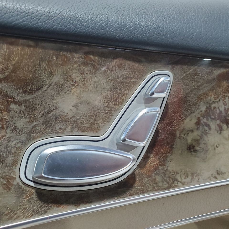 2016 Mercedes GLC300 OEM Front Right Door Trim Panel Has Fading  Item image 5