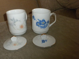 pair of Mugs Cups with Tops Floral designs w Gold trim Made in China VG+ - £9.48 GBP
