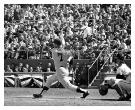 Mickey Mantle Batting For New York Yankees 8X10 B&amp;W Baseball Photo - £6.76 GBP