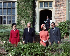 President Richard Nixon with Queen Elizabeth II and PM at Chequers Photo Print - £6.88 GBP+