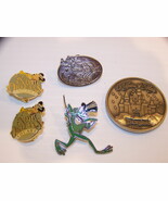 DISNEYLAND PINS AND 45 YEAR COIN GOOFY MICKEY NEW ORLEANS SQUARE - $687.06 MXN