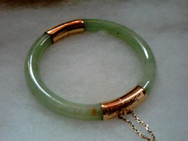 Vintage 14K Yellow Gold Engraved Floral Pale Green Jade Hinged Bangle Bracelet - $1,408.29