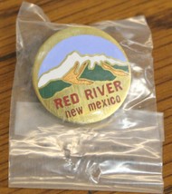 RED RIVER NEW MEXICO SKI PIN - SNOW MOUNTAIN TRAVEL SKIING PINBACK BADGE - £7.85 GBP