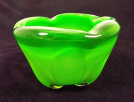 Unbranded Vintage Mid Century Modern Green Clear Cased Art Glass Bowl Ashtray - £87.92 GBP