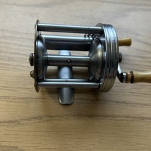 VINTAGE PFLUEGER TRUMP NO. 1943 CASTING REEL - $267.84 MXN